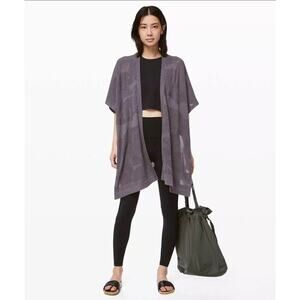 LULULEMON FIND YOUR LIGHT WRAP IN HEATHERED MOONWALK ONE SIZE Excellent Cond.